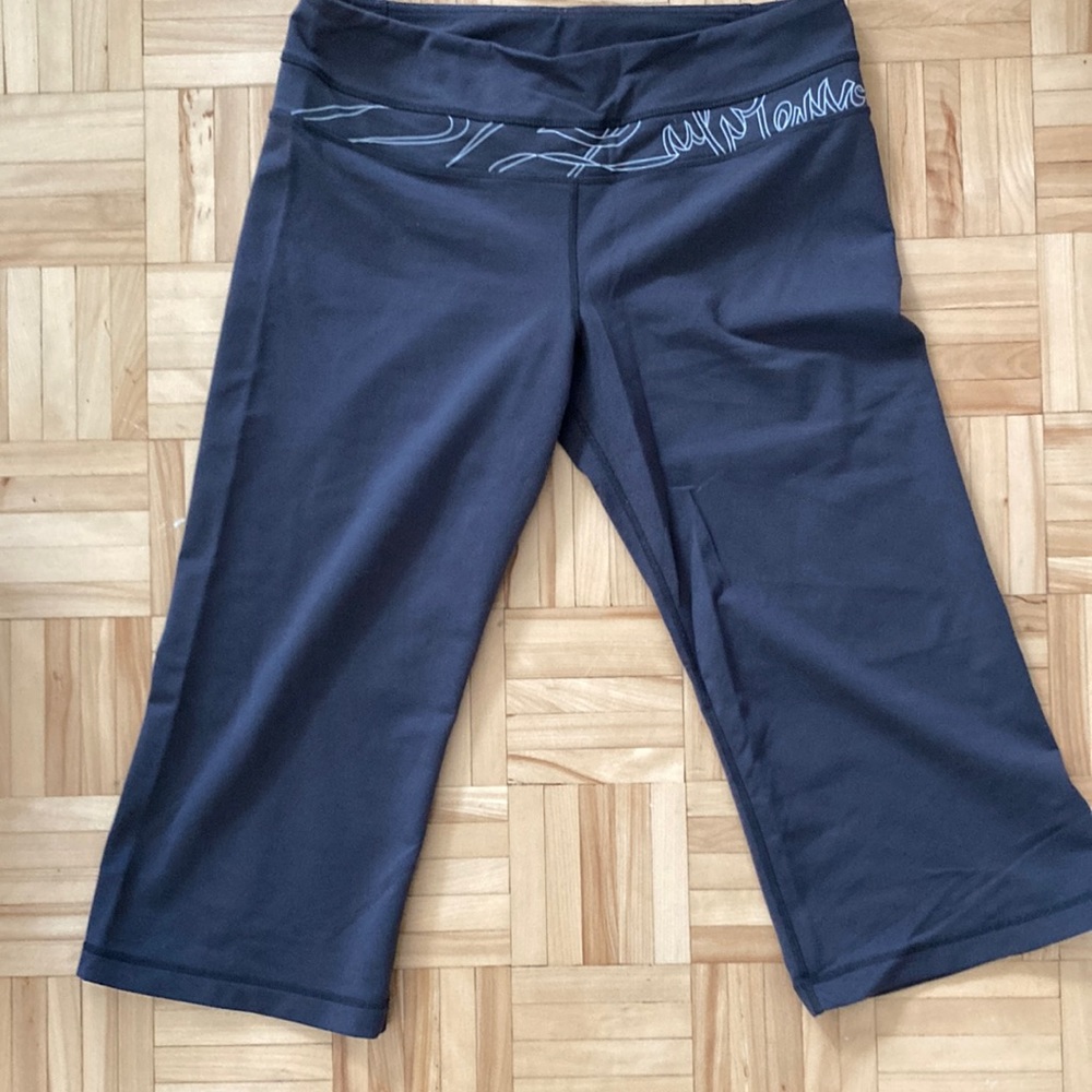 Lululemon Groove crops size 8 grey low rise